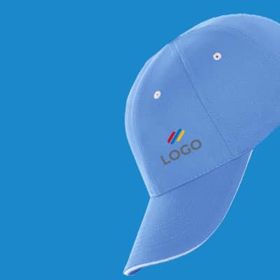 Cappellino personalizzato con logo aziendale azzurro.